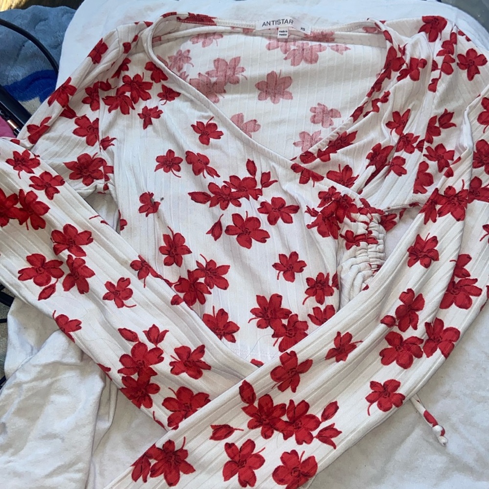 ANTISTAR cute crop top with red flowers.. It’s in great shape.